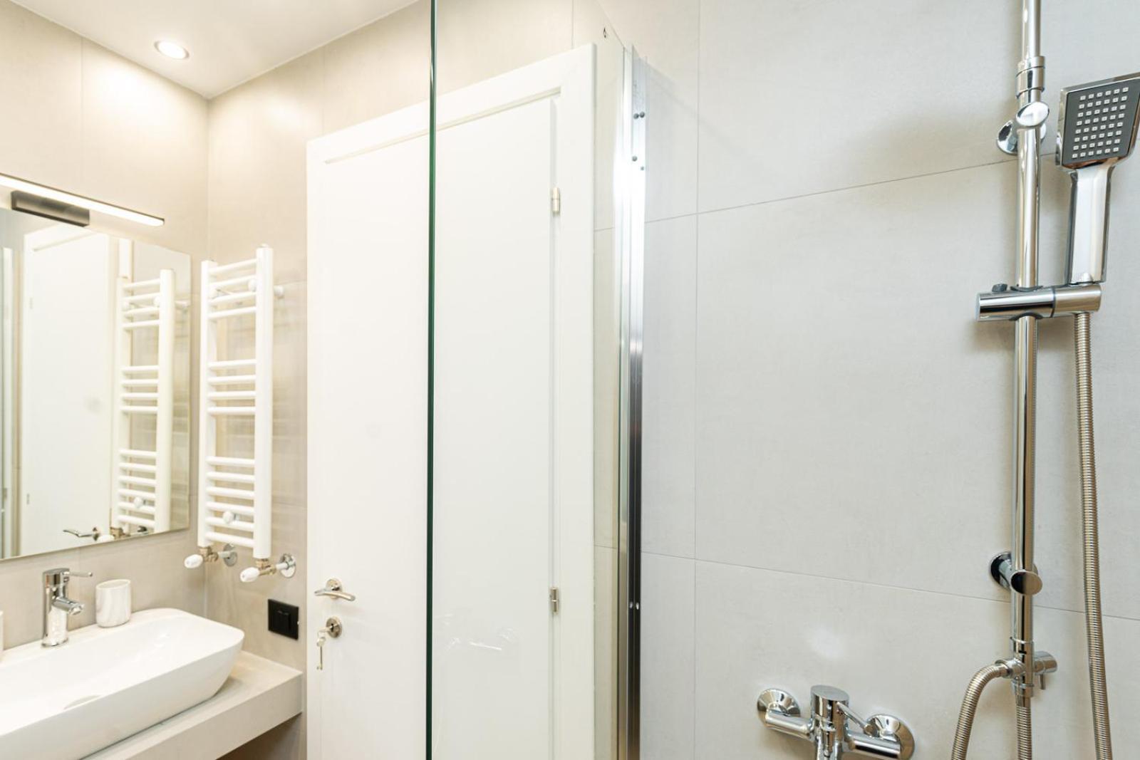 Modern 3 Bedroom Luxury Apartment Солун Екстериор снимка