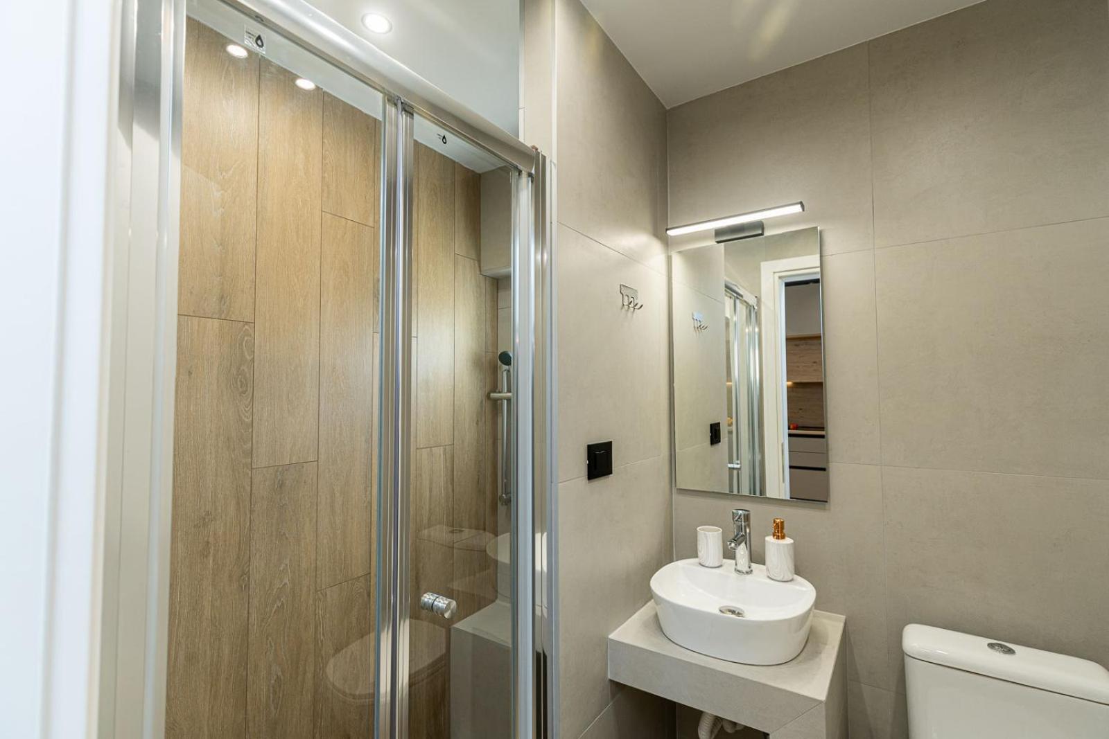 Modern 3 Bedroom Luxury Apartment Солун Екстериор снимка